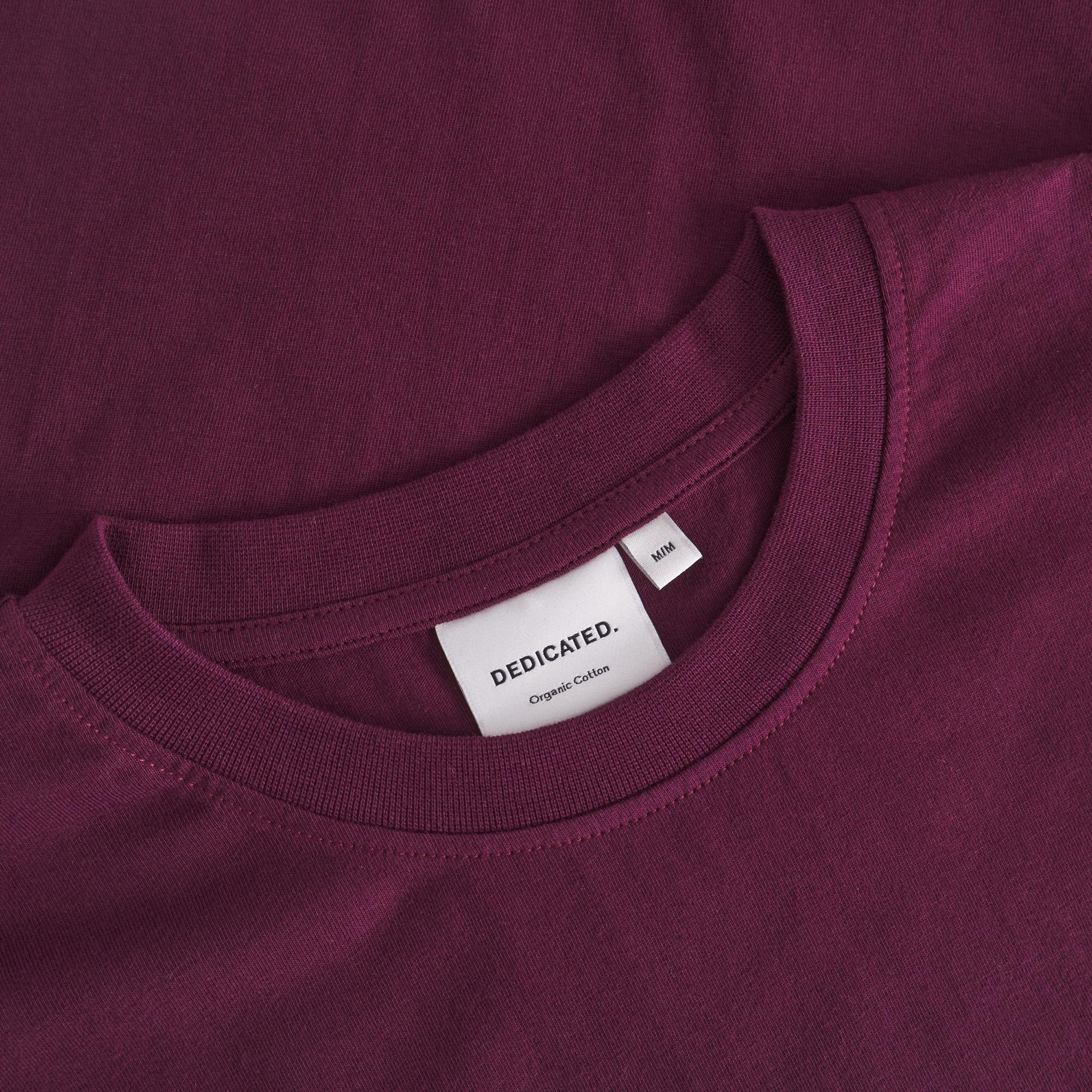 Dedicated Stockholm Fig Red T-Shirt Bio Baumwolle Shirt beere